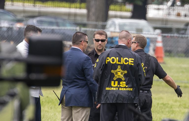 Salateenistuse esindajad ja Washingtoni politsei Ellipse'i pargis, kus end üks mees süütas