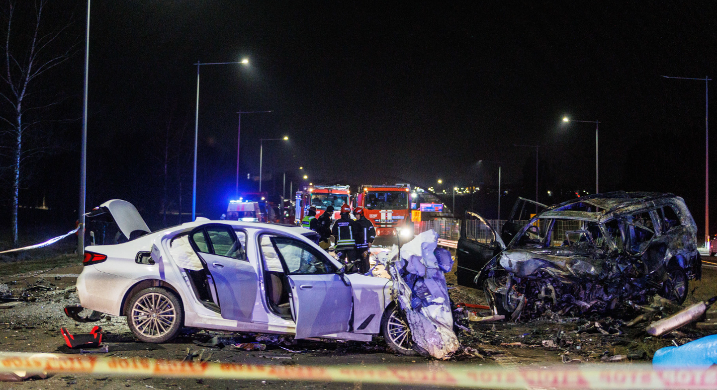 Traģiska avārija Lietuvā: pa pretējo joslu "lidojošs" "Mercedes" izraisa letālu sadursmi, divi mirušie
