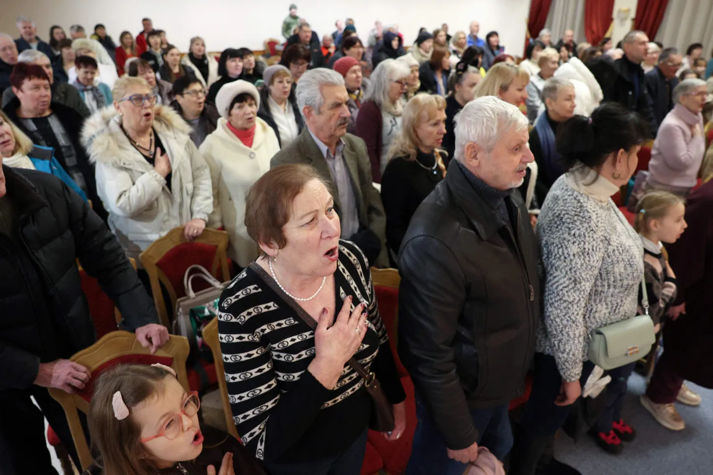 Okupeeritud Bahmutist pärit sisepõgenikud laulavad eile Kiievis eksiillinnavalitsuse korraldatud jõulukontserdil Ukraina hümni.