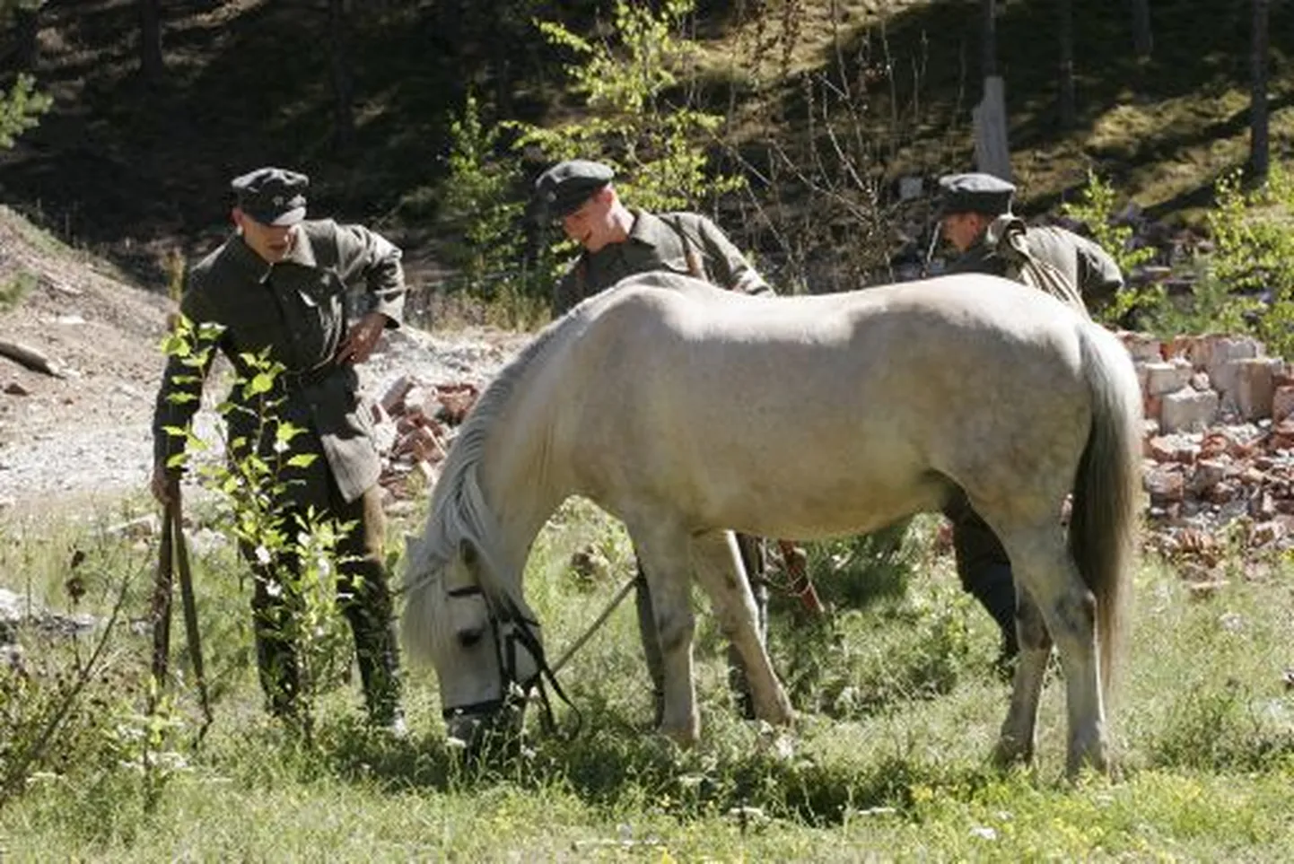 Poisid satuvad oma uljal eraluurekäigul Landeswehri sõja kõige tulisemasse rindelõiku. Konkreetsel kujul on nende ettevõtmine autorite looming, kuid seesugust improviseerimist on Vabadussõja ajalugu täis.