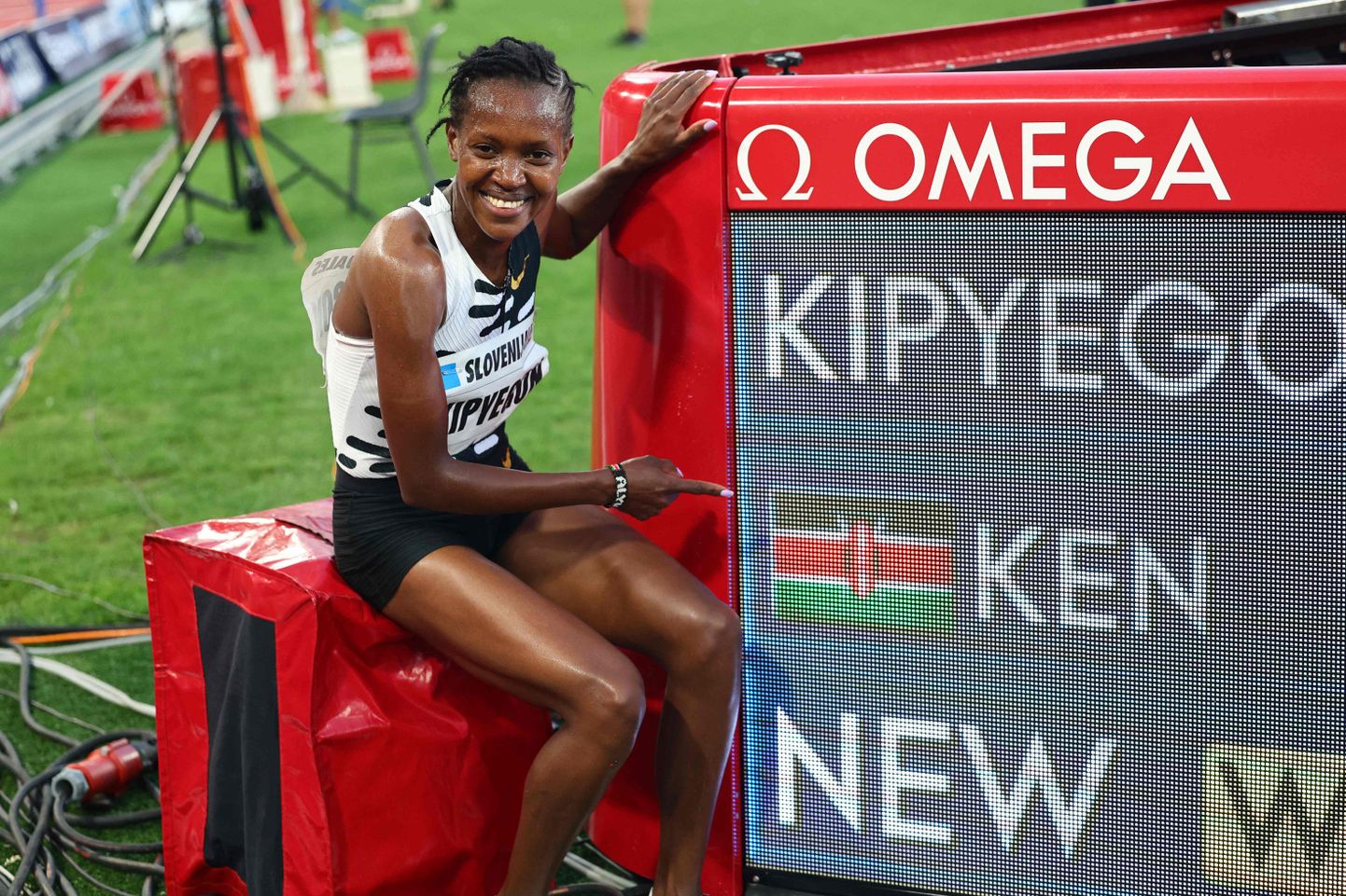 Faith Kipyegon pärast maailmarekordi püstitamist 1 miili jooksus.