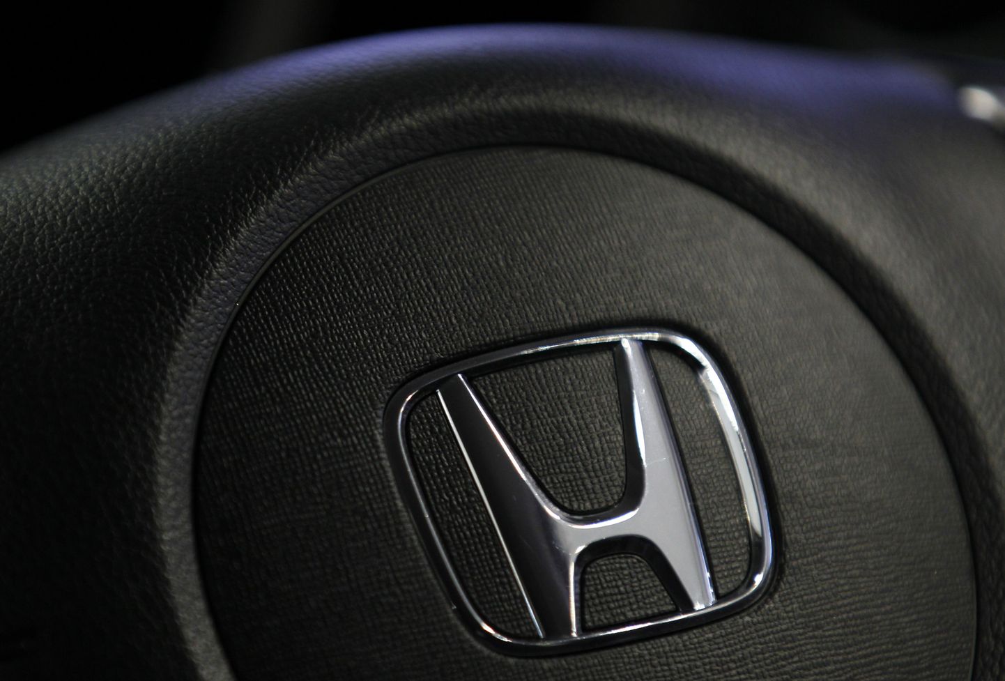 Honda logo auto roolil.