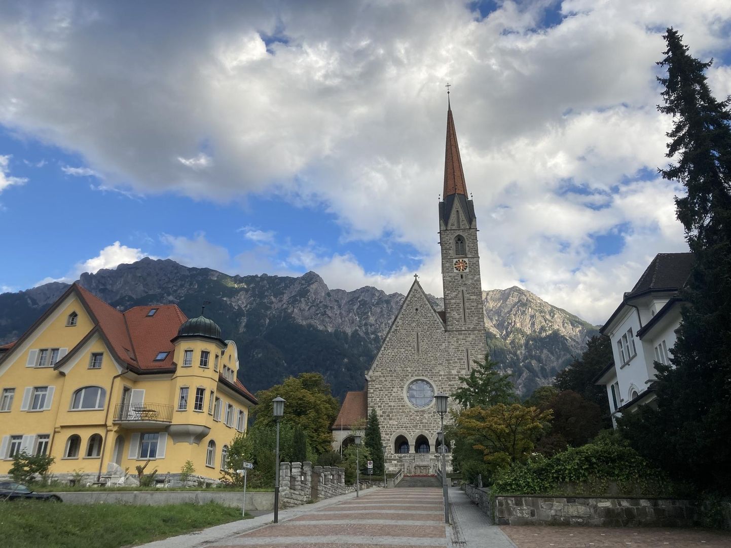 Alpiidüll: kirik ja toekad väikekodanlikud elamud. Vürstiloss on kusagil kaugemal.