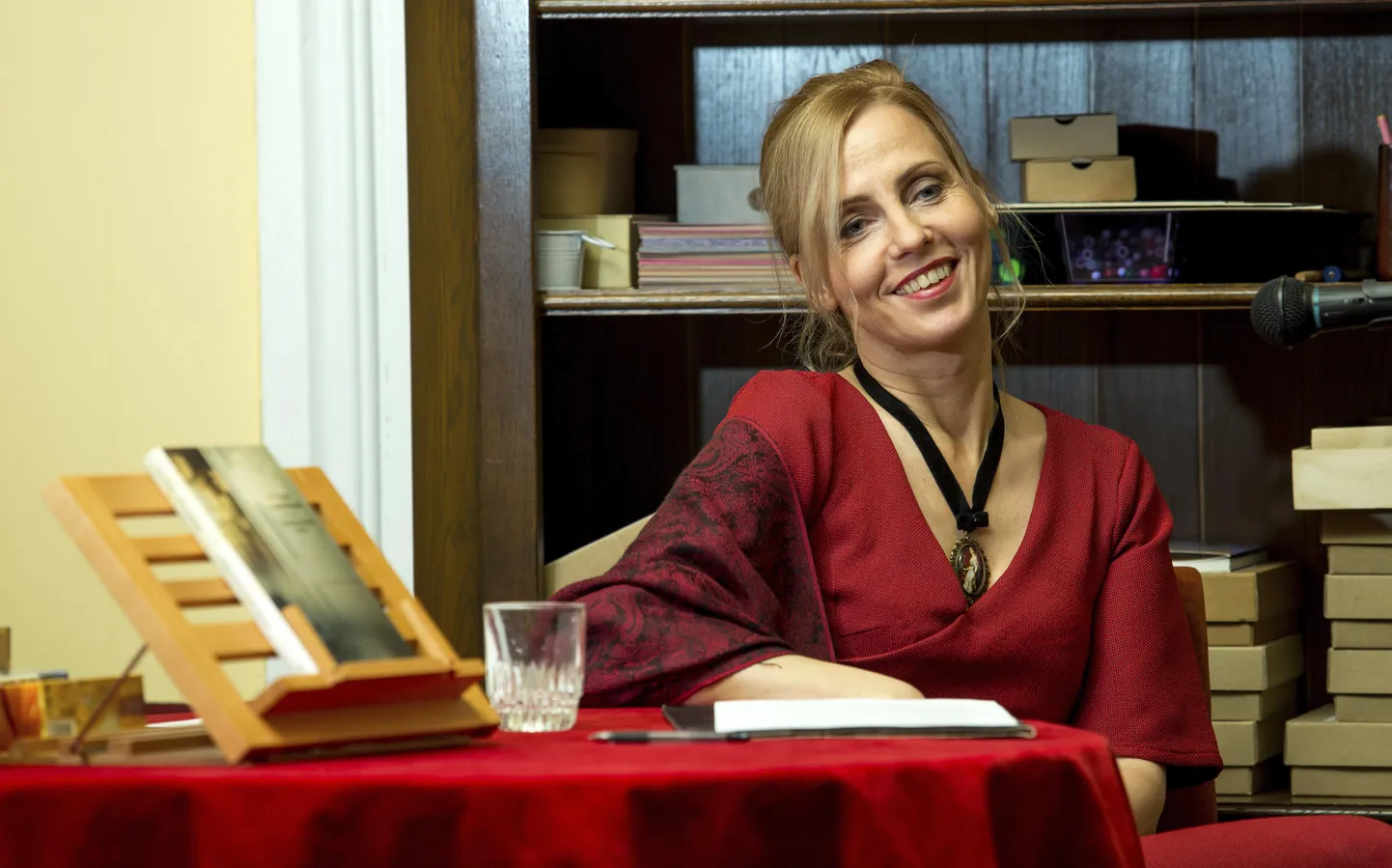 Katrin Johansoni debüütromaani «Läbikäidavad toad» esitlus oli samuti Kondase keskuses.