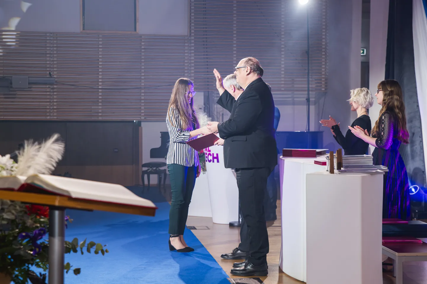 TalTechi keemia ja biotehnoloogia instituudi vanemteadur Kristiina Kaldas TalTechi Vabariigi aastapäeva aktusel aasta parima arendustöö tunnustuse vastuvõtmisel.