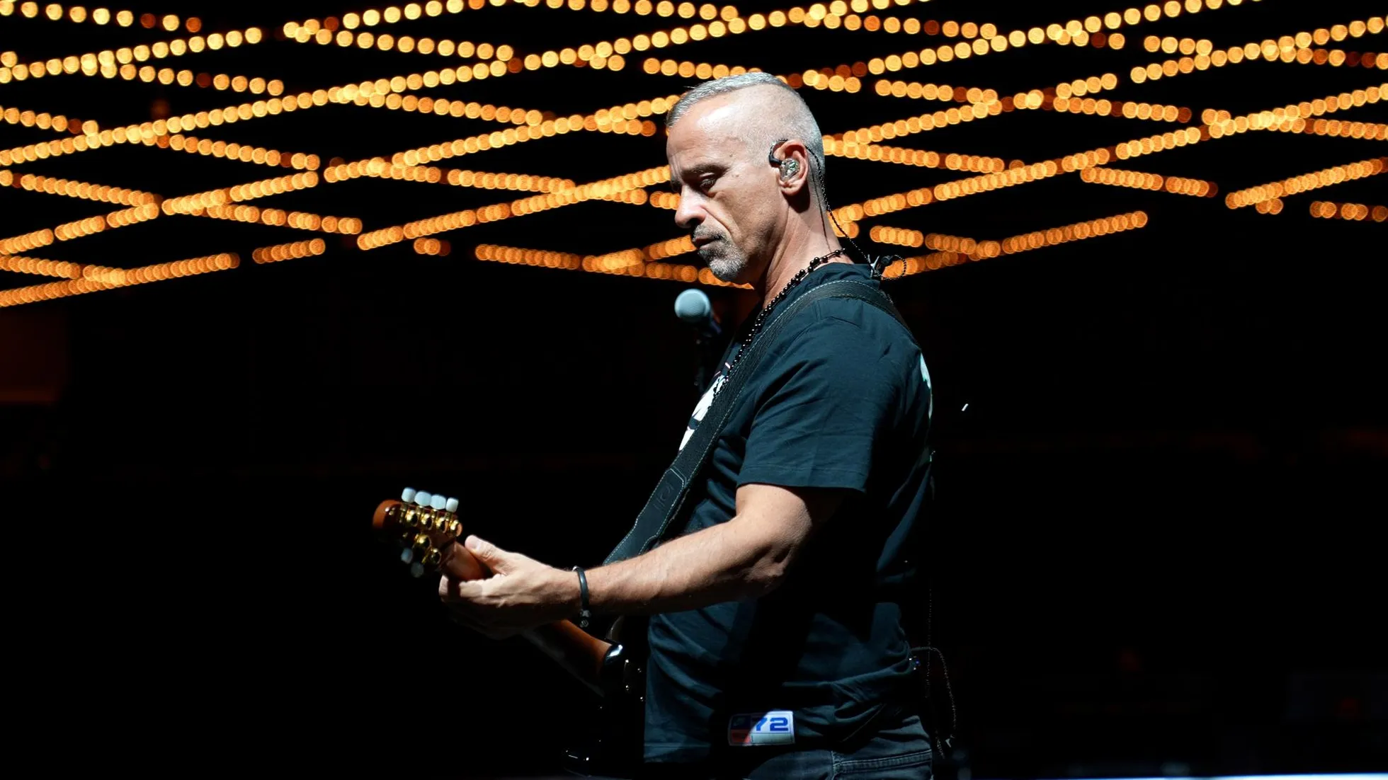 Eros Ramazzotti loob meloodiad kitarri sõrmitsedes ning saadab end ise ka esinedes. FOTO: