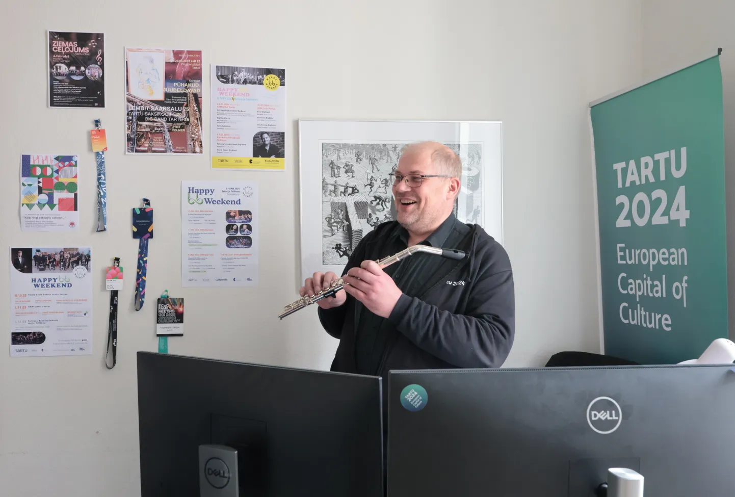 Toomas Petersoni käes on imeliku huulikuga flööt. Intervjuu andis ta oma kabinetis, kus ta tegutseb sihtasutuse Tartu 2024 finantsjuhi ja juhatuse liikme kohusetäitjana.