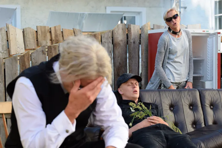 Gerda Kordemetsa lavastus «Tõeajastu lõpp», fotol näitlejad Veikko Täär, Kersti Tombak, Märt Koik.
