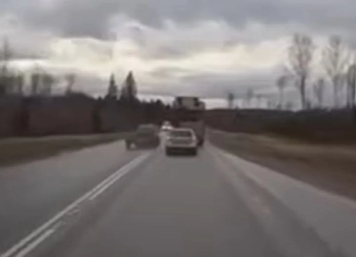 Kolm autot pidid kõrvuti teele mahtuma.
