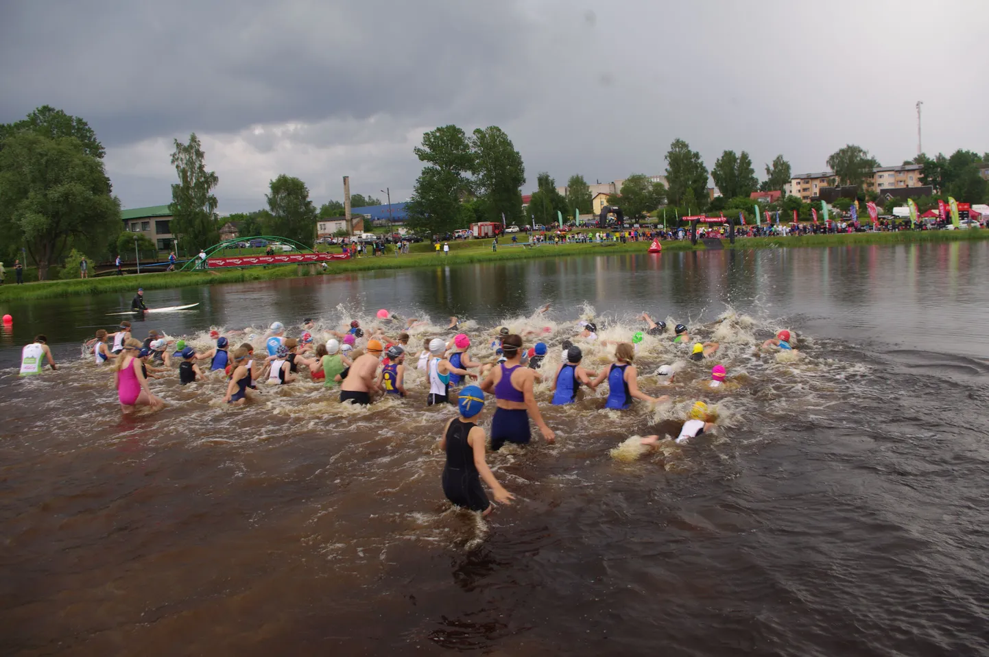 Start laste distantsile on antud. Vette sööstab 81 võistlejat.