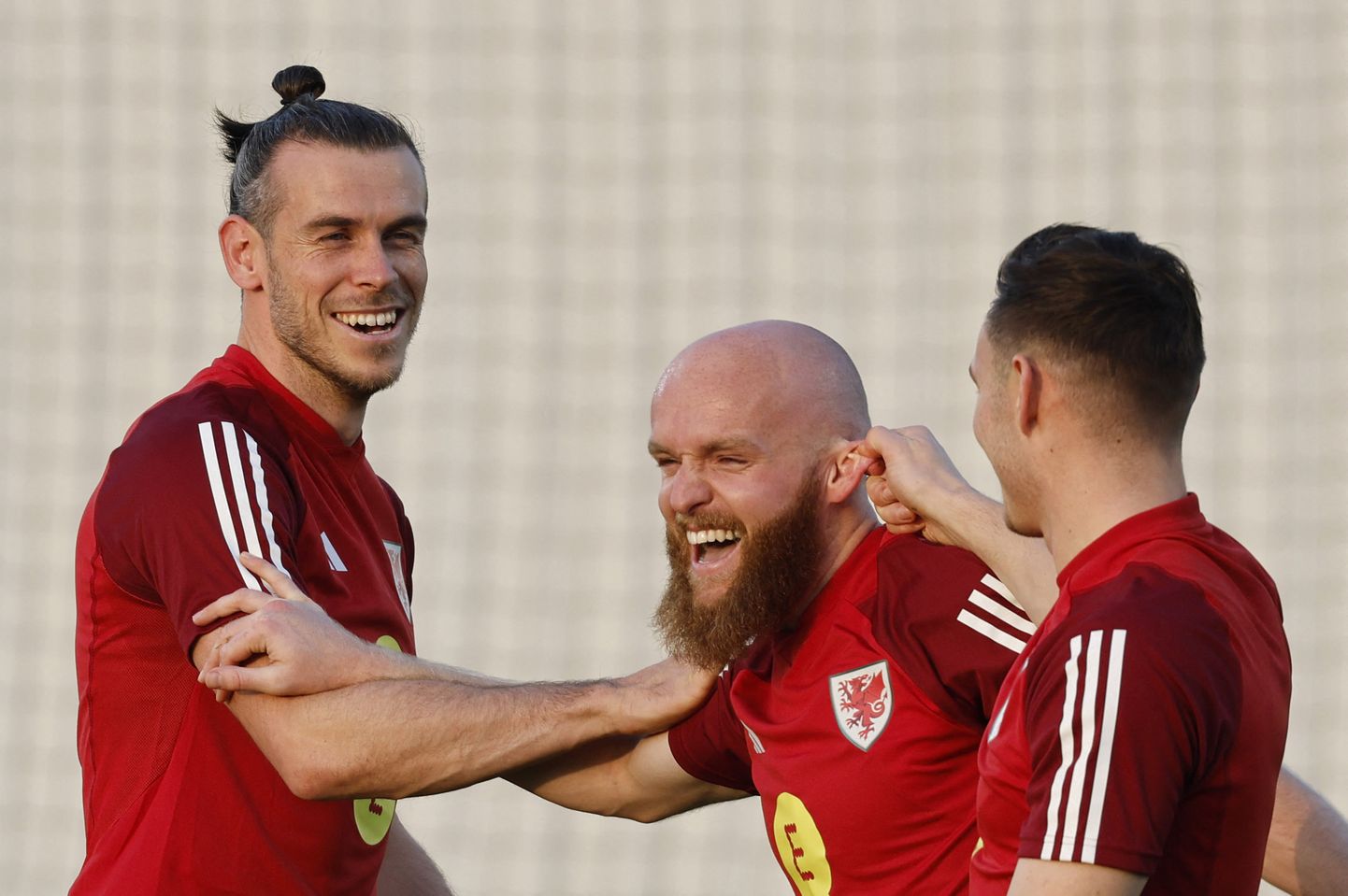 Gareth Bale (kõige vasemal) ja teised Walesi koondislased on Kataris heas tujus.