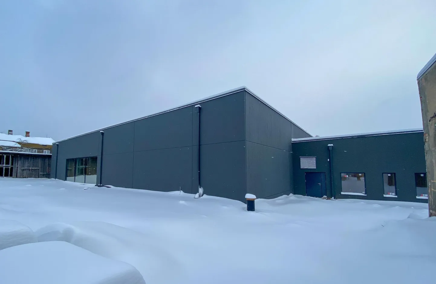 Eeskätt Valga Priimetsa koolile mõeldud spordihoone kerkib keskstaadioni äärde. Fotol vaade Kuperjanovi tänava suunast lõvidega majana tuntud hoone parklast.