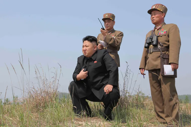 Kim Jong-un koos sõjaväe esindajatega.