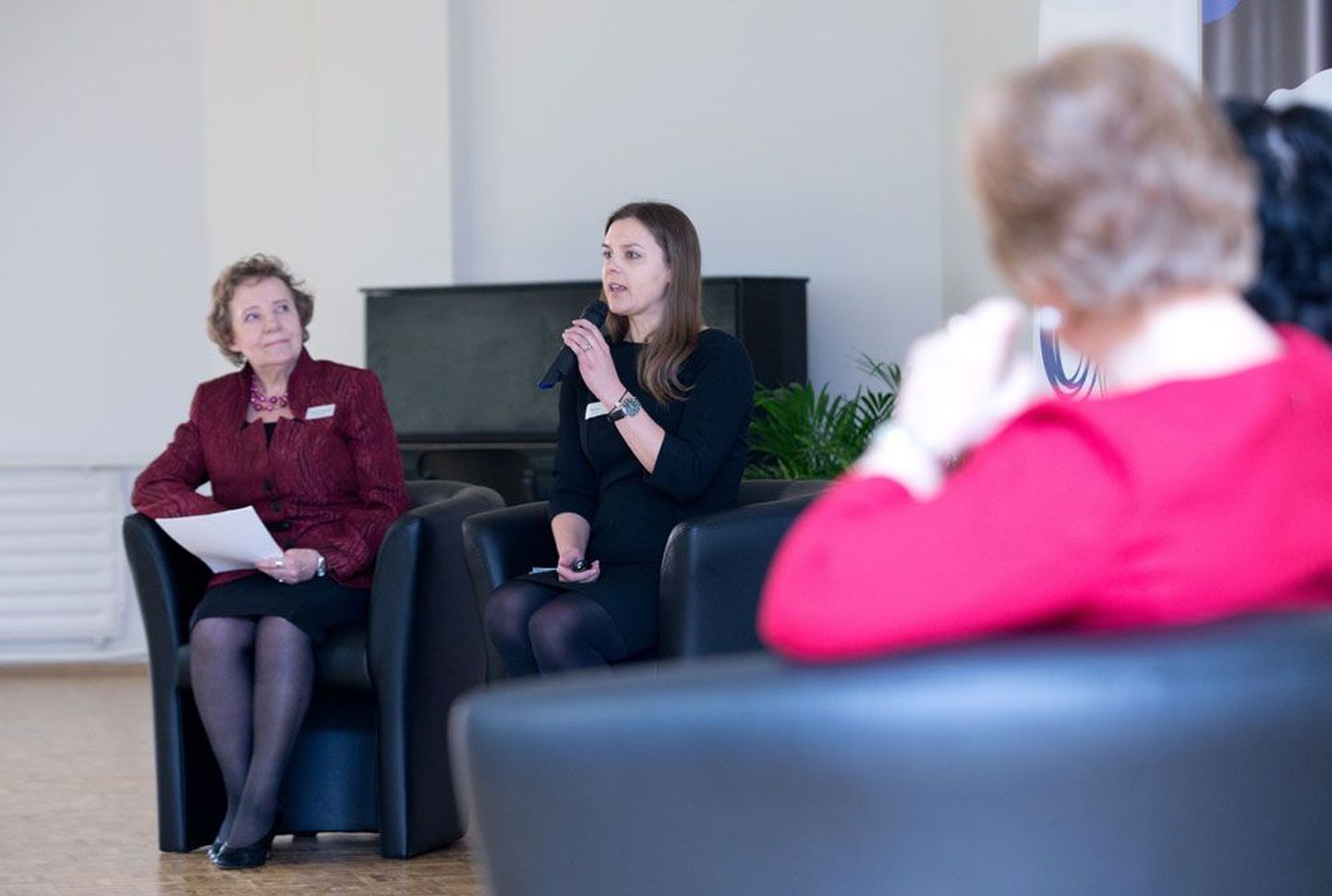 Eesti naisleiutajate ühingu juht Anne-Mari Rannamäe ja Entrumi juht Darja Saar kõnelevad ettevõtlusfoorumil «Naised ettevõtluses».
