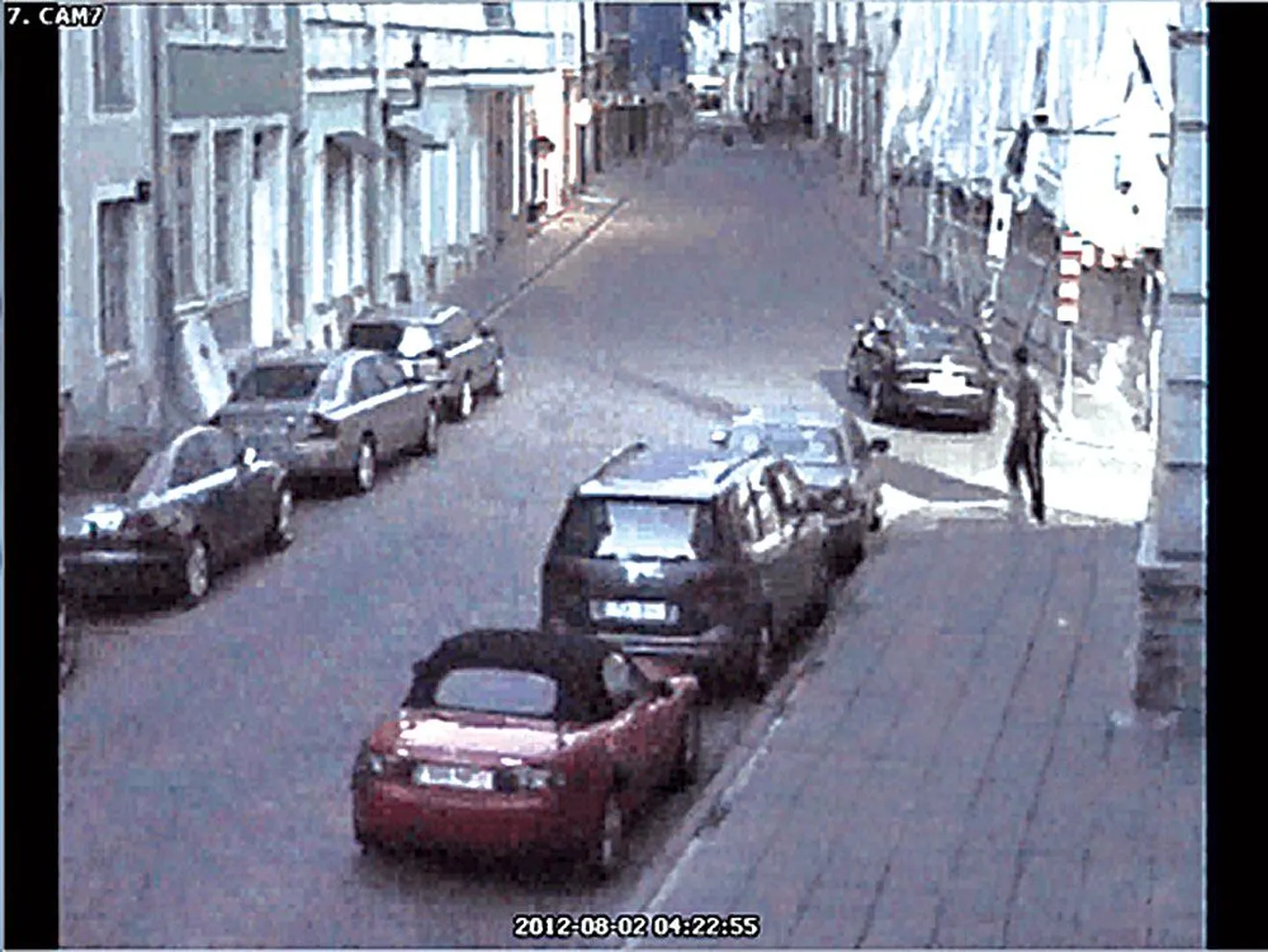 Камеры видеонаблюдения на улице Пикк помогли поймать грабителей.