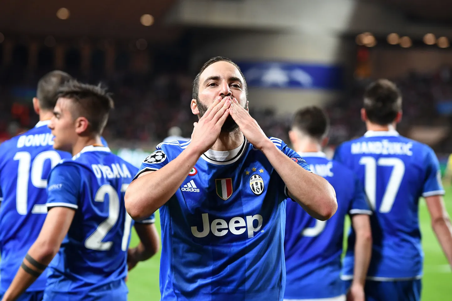 Gonzalo Higuain tähistab väravaid