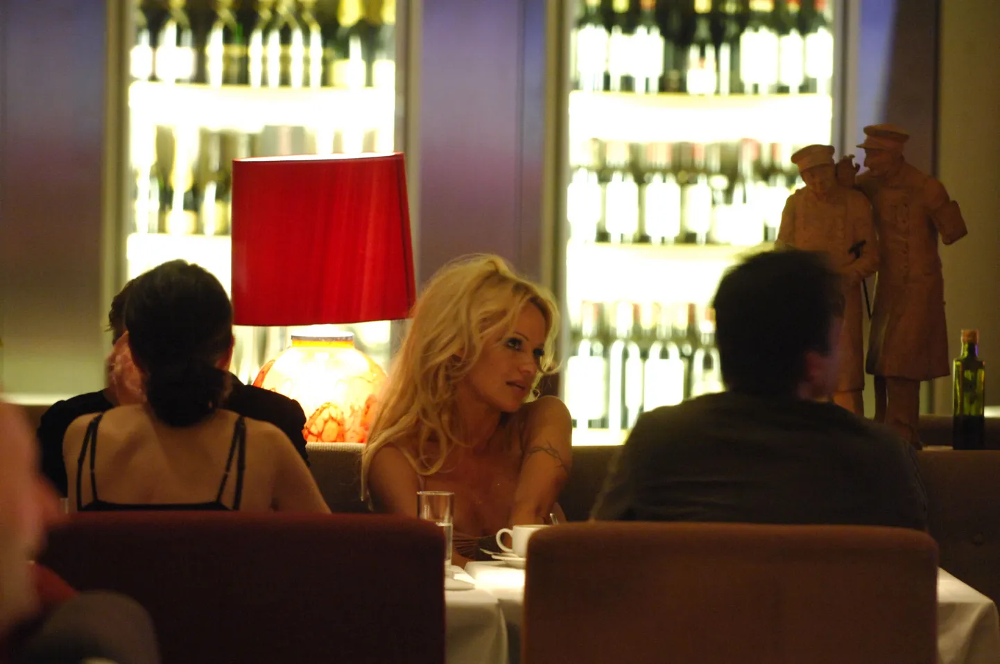 Pamela Anderson õhtustamas