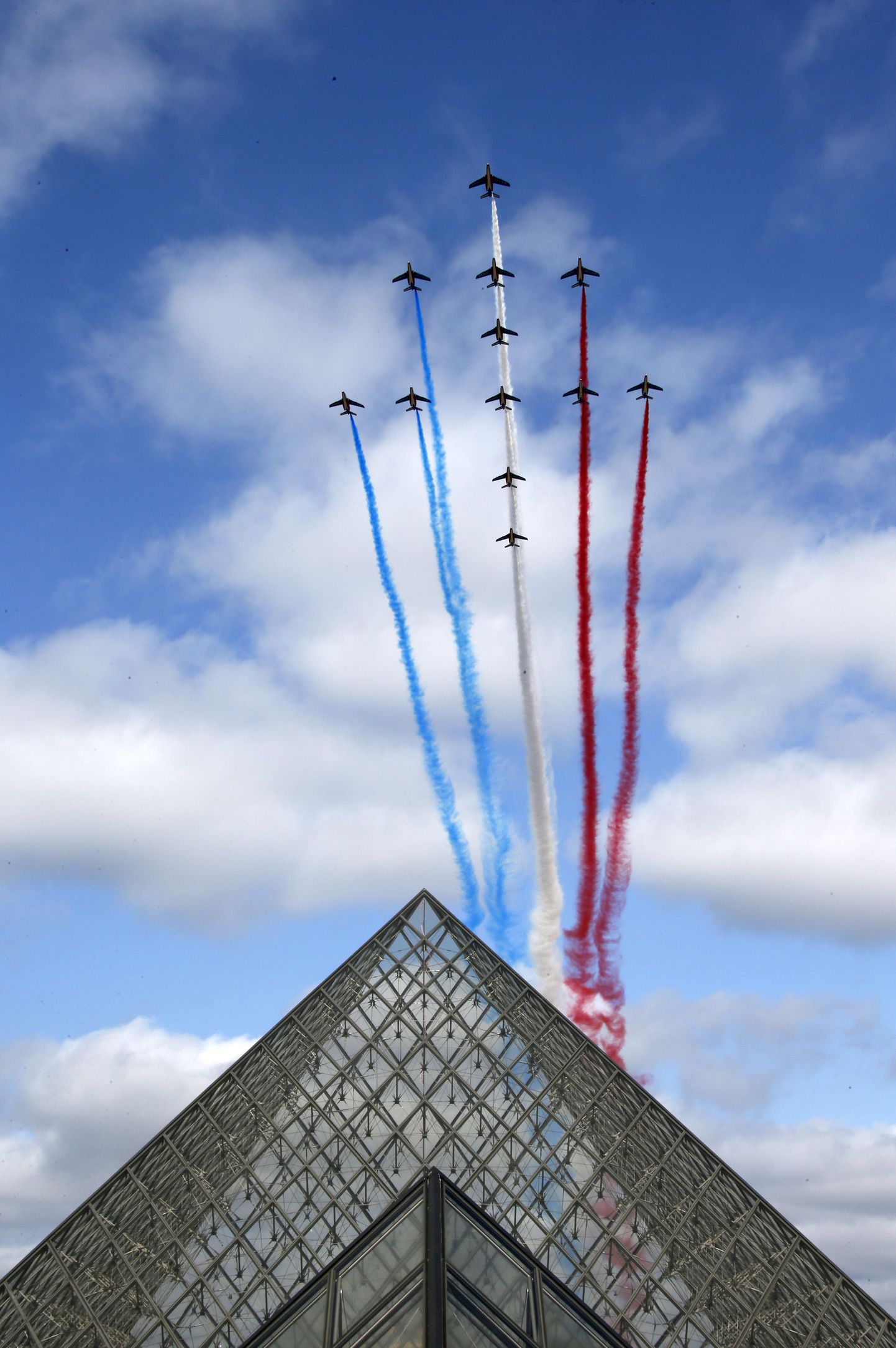 Prantsuse õhujõudude lennukid Bastille' päeva paraadil Pariisis.