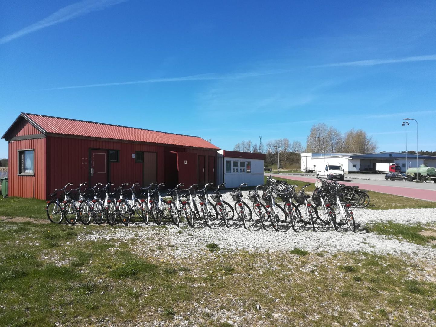 Kihnu rentis välja kaks ala jalgrattalaenutusteks. &shy;Mõlemal alal asuvad aga ühe, Visit Kihnu märgistusega rattad.