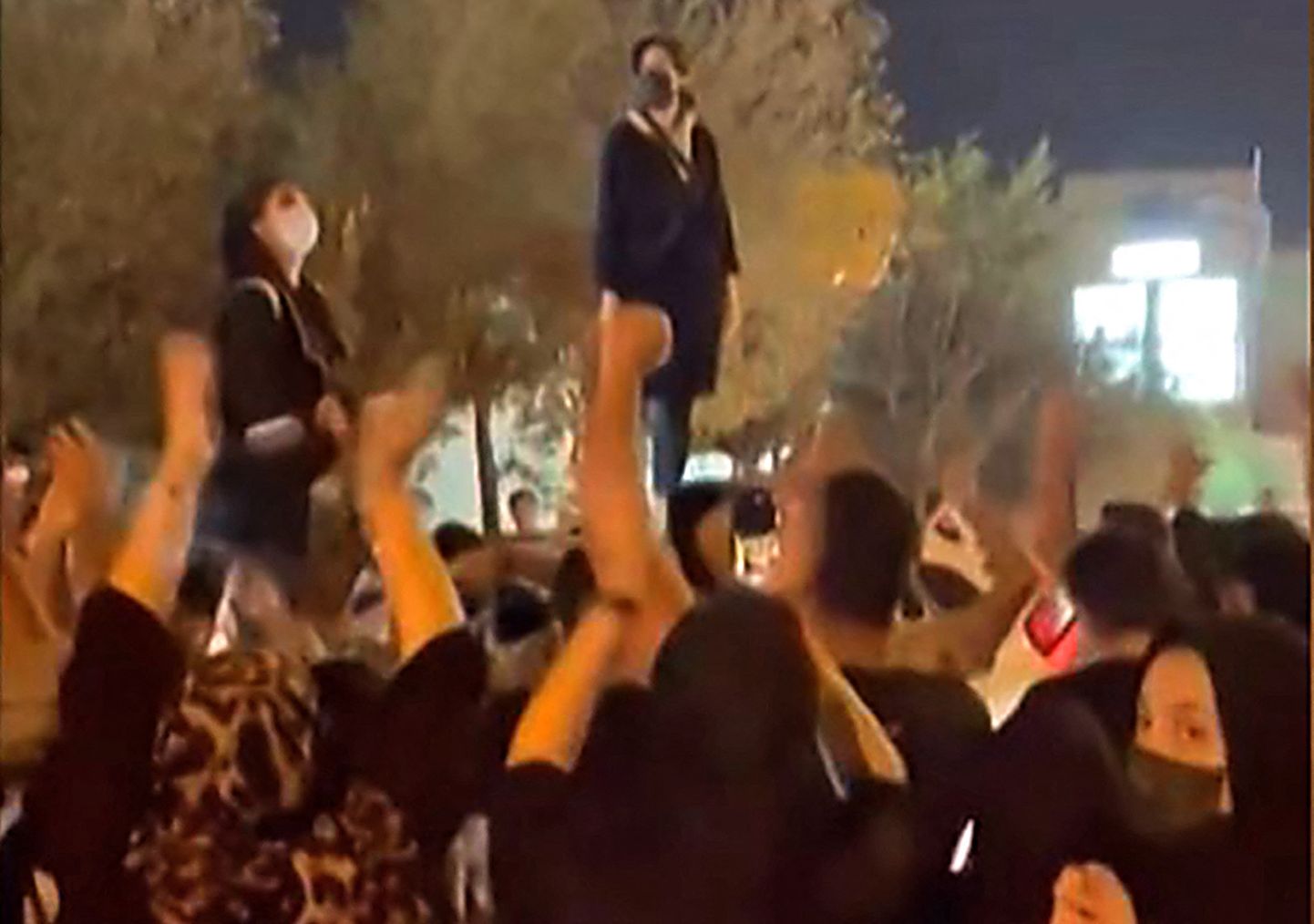 Kaader videost Iraani naistest protestimas riigi keskosas asuvas Yazdi linnas.