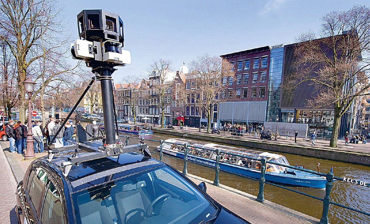Kaardirakenduse Street View tegemiseks kasutab Google autodele kinnitatavaid 360-kraadise vaateväljaga kaameraid. Pildil kaameraauto varakevadel Hollandis Amsterdamis.