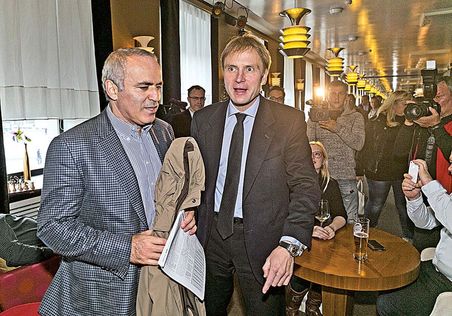 Гарри Каспаров выразил поддержку кандидату в мэры столицы от IRL Эрику-Нийлесу Кроссу (справа).