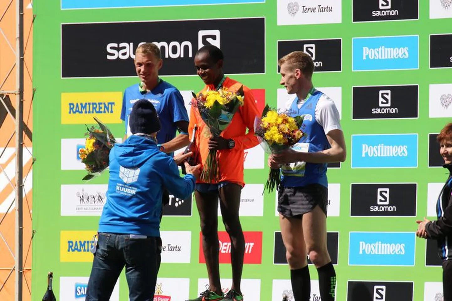23kilomeetrise distantsi esikolmik Ibrahim Mukunga Wachira (keskel), Roman Fosti (Wachira paremal käel) ja Raido Mitt.