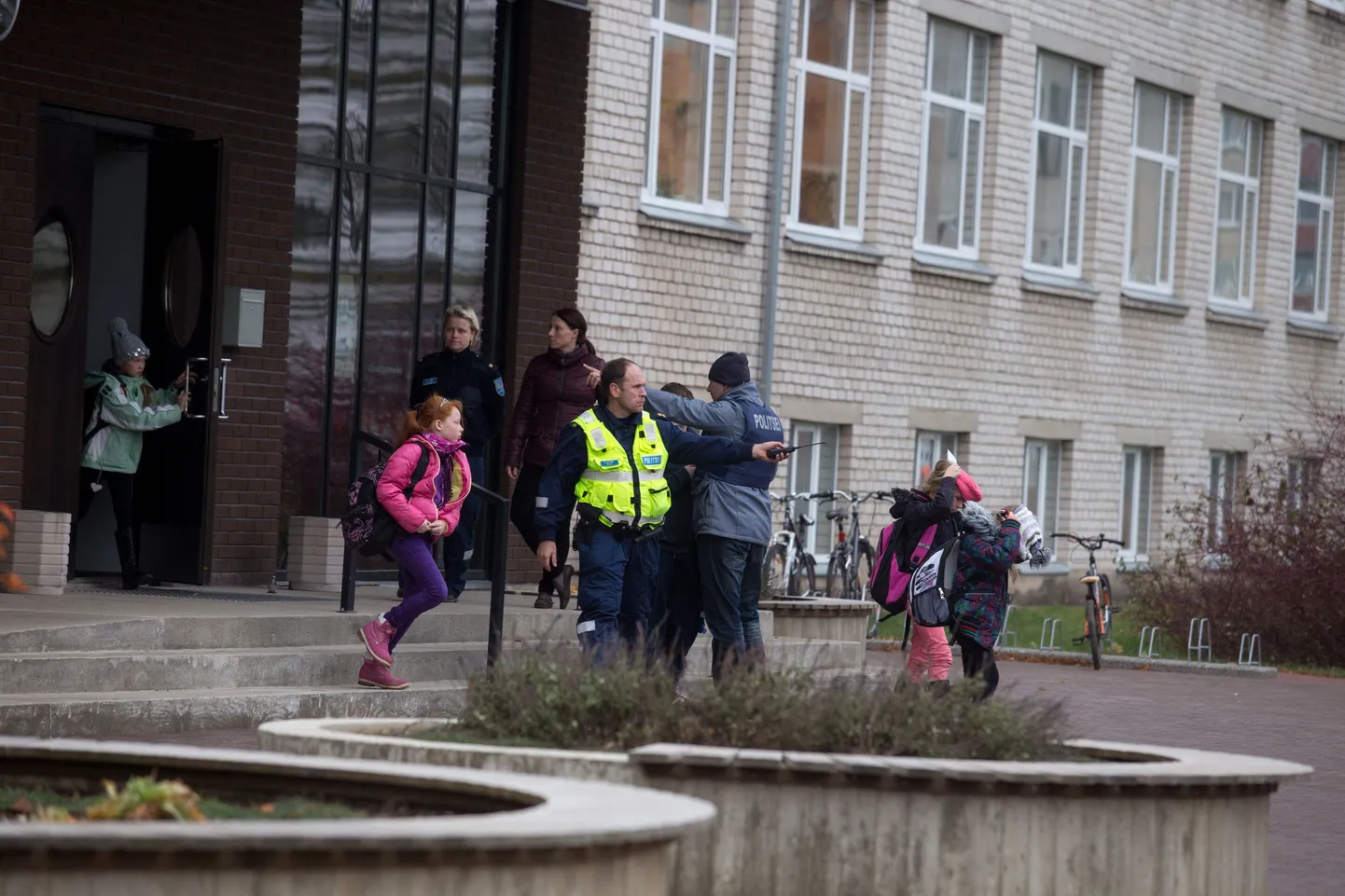 Mullu 27. oktoobril lasi õpilane Viljandis Paalalinna koolis koolitunni ajal isa relvast maha saksa keele õpetaja.