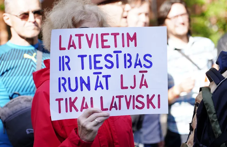 Прошла акция протеста против продления срока сдачи экзамена по латышскому для граждан РФ
