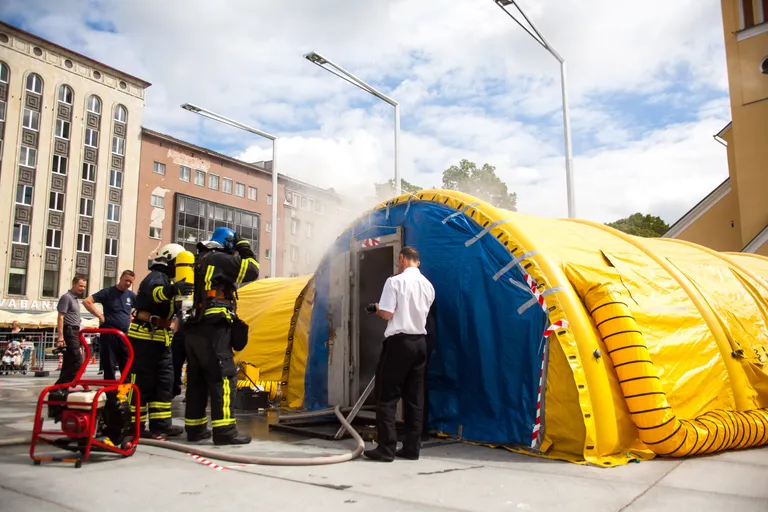                           Päästjad tulekahju likvideerima minnes Foto:Toomas Tatar / Postimees