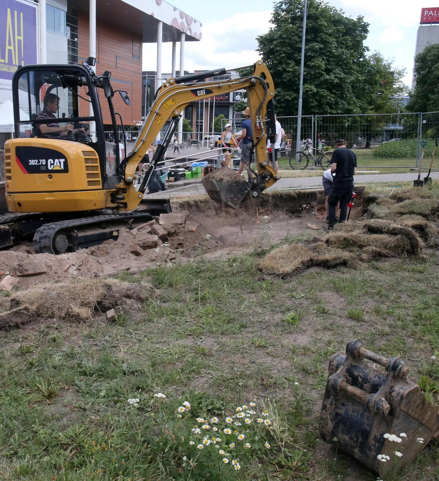 Uueturu pargis elurikkuse kõrval löödi kopp maasse. Järgmise nädala lõpuks peaks sinna kerkima arhitektuuritudengite valmistatud varjualune.