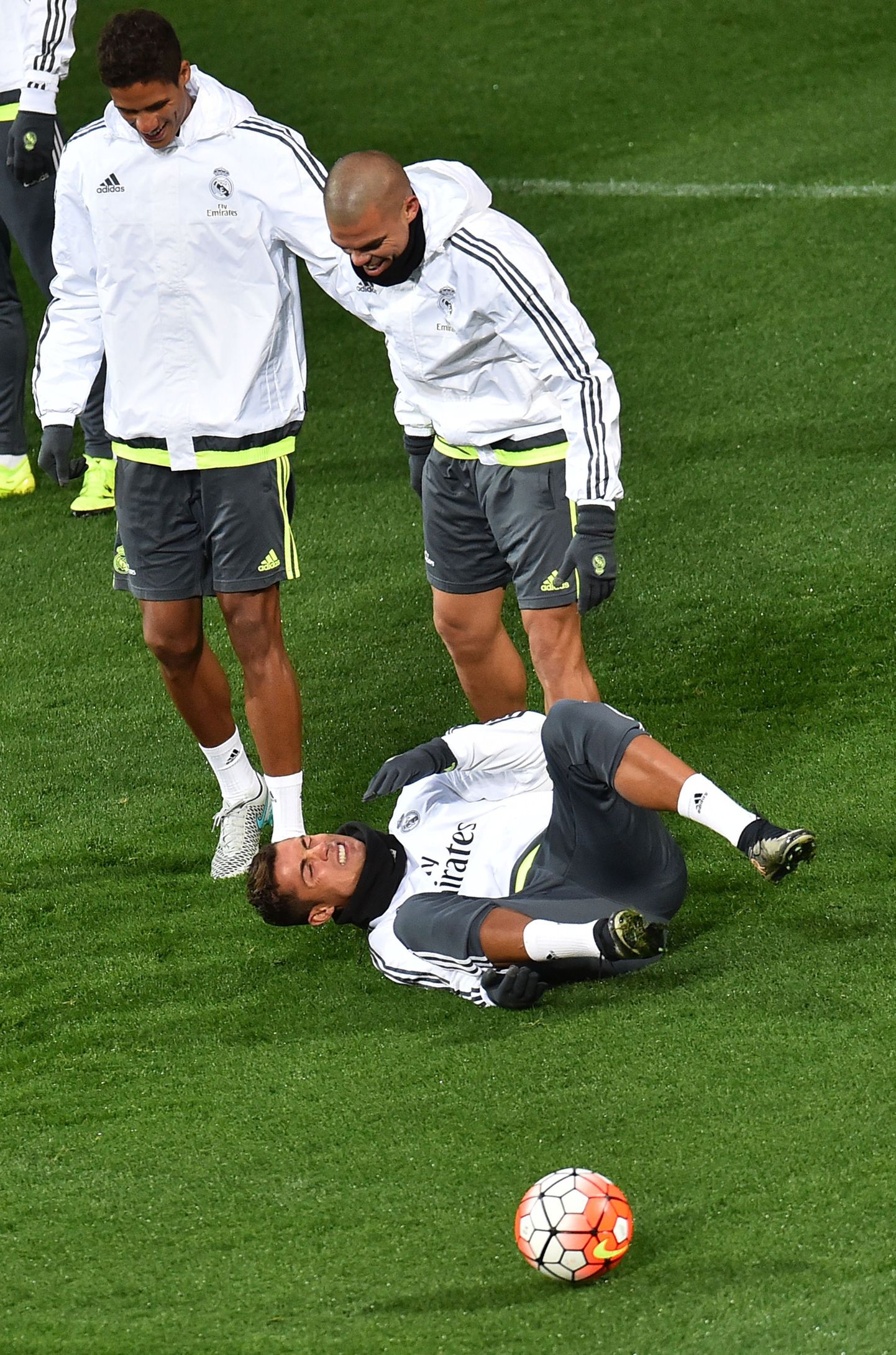 Cristiano Ronaldo (pikali).