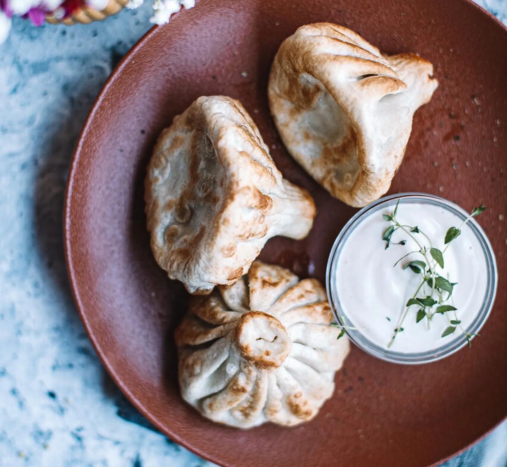 Жареные хинкали с грибами и сыром.