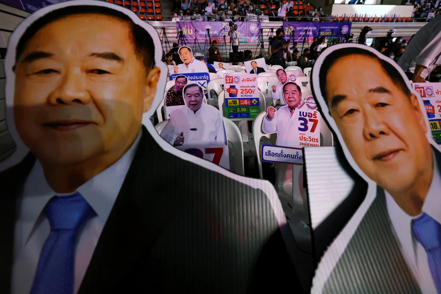 Ajakirjaniku ründamise tõttu skandaali sattunud Prawit Wongsuwan Tai parlamendivalimiste kampaanias, 12. mail 2023. aastal.