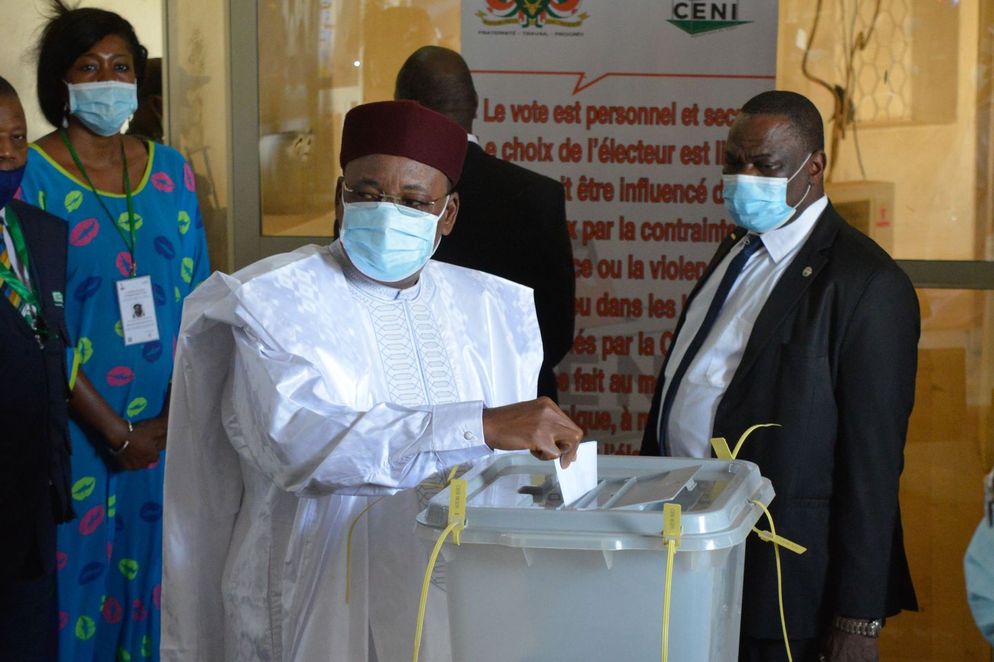 (210221) -- NIAMEY, Feb. 21, 2021 (Xinhua) -- The outgoing Nigerien President Mahamadou Issoufou casts his vote at a polling station in Niamey, Niger, Feb. 21, 2021. Voting for the second round of Niger's presidential election began on Sunday as more than 7.4 million Nigeriens are expected at polling stations to choose the successor of the outgoing president Mahamadou Issoufou. (Xinhua) - Xinhua -//CHINENOUVELLE_1.0929/2102211754/Credit:CHINE NOUVELLE/SIPA/2102211801