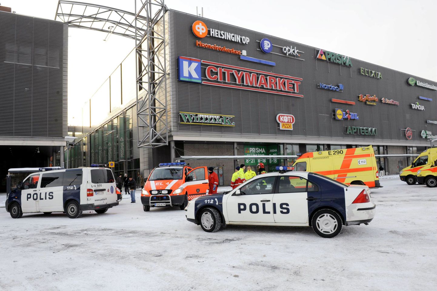 Politsei- ja kiirabisõidukid Sello keskuse juures Espoos.