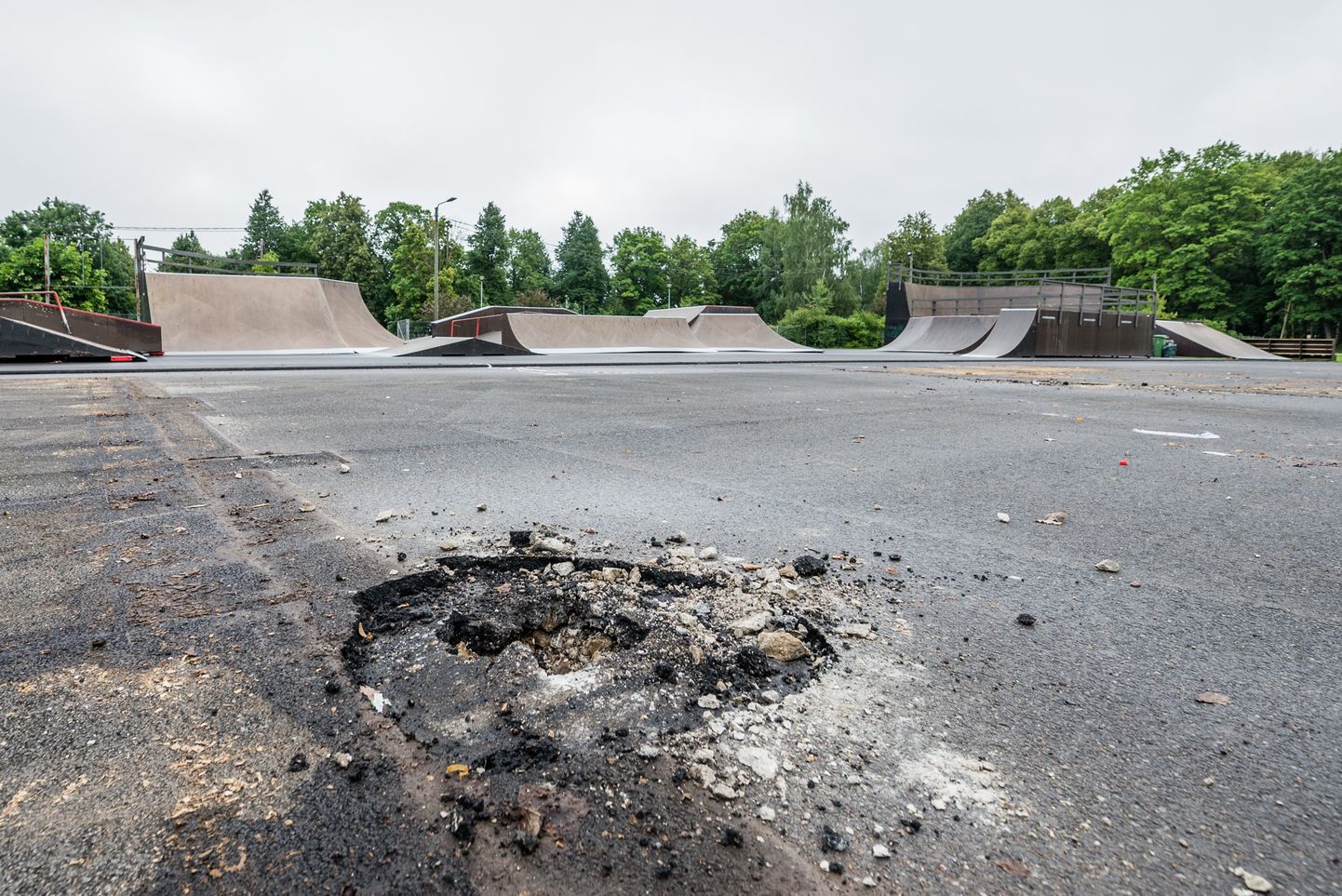 2016. aastal rulaparki maha pandud asfalt hakkas vale koostise tõttu pragunema.