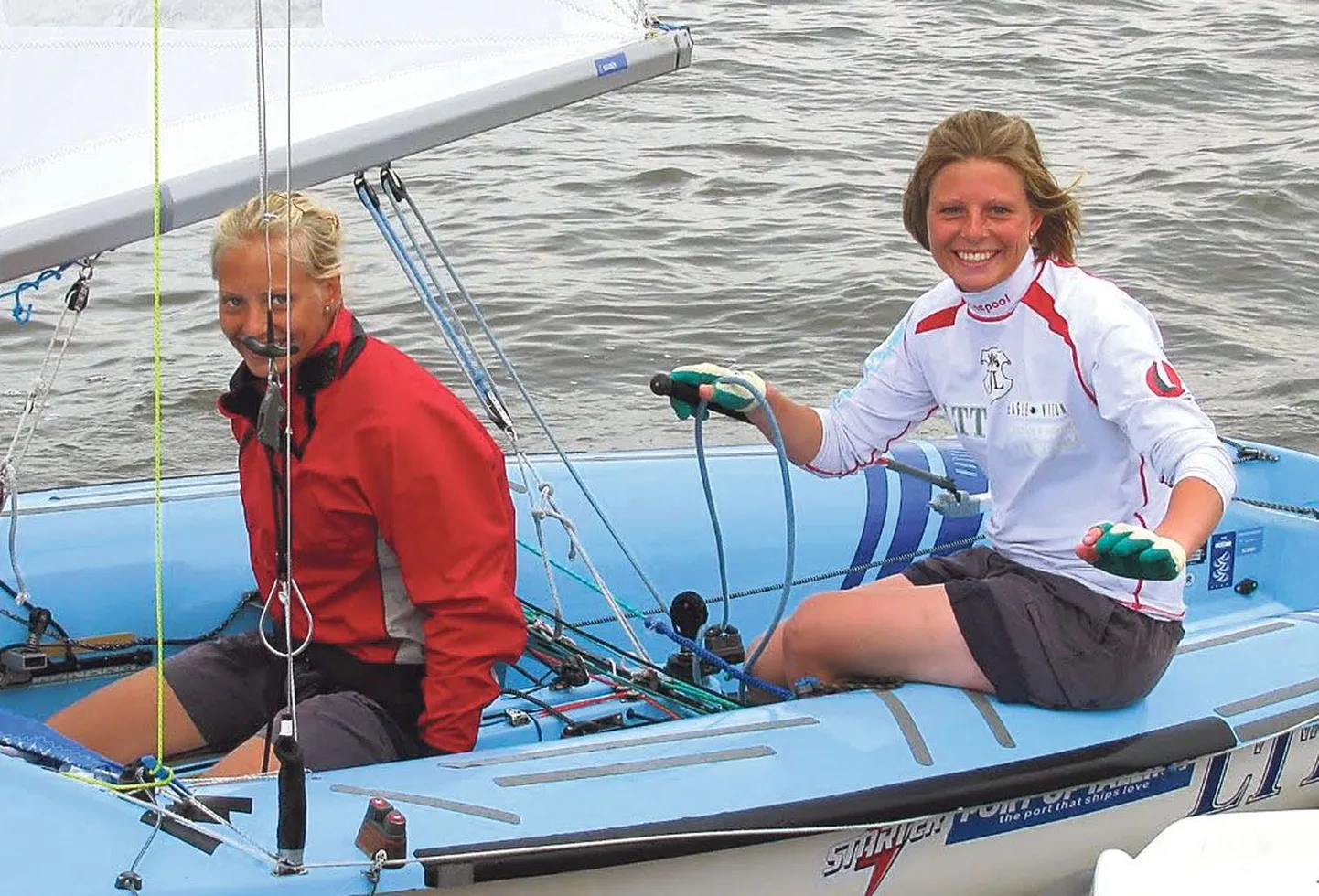 470-klassi kahepaadil Maru purjespordiseltsi lipu all seilavad õed Marjaliisa (paremal) ja Elise Umb
