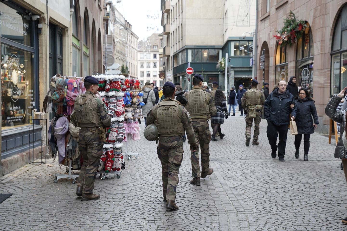Strasbourgi südalinna tänavatel patrullivad sõjaväepolitseinikud.