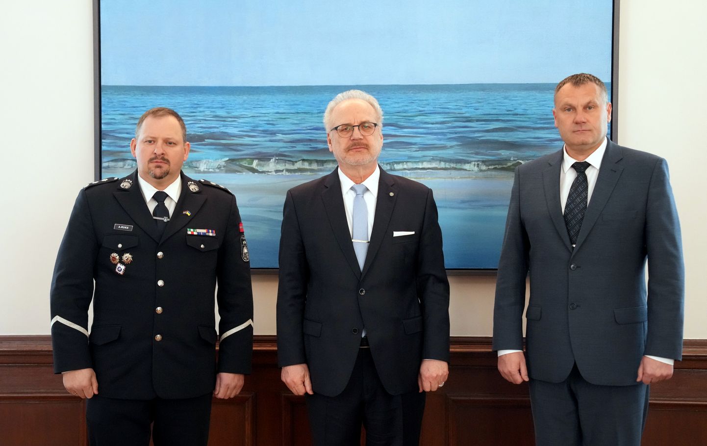 Начальник государственной полиции Арманд Рукс, президент Эгил Левитс и генеральный прокурор Юрис Стуканс во время встречи в Рижском замке.