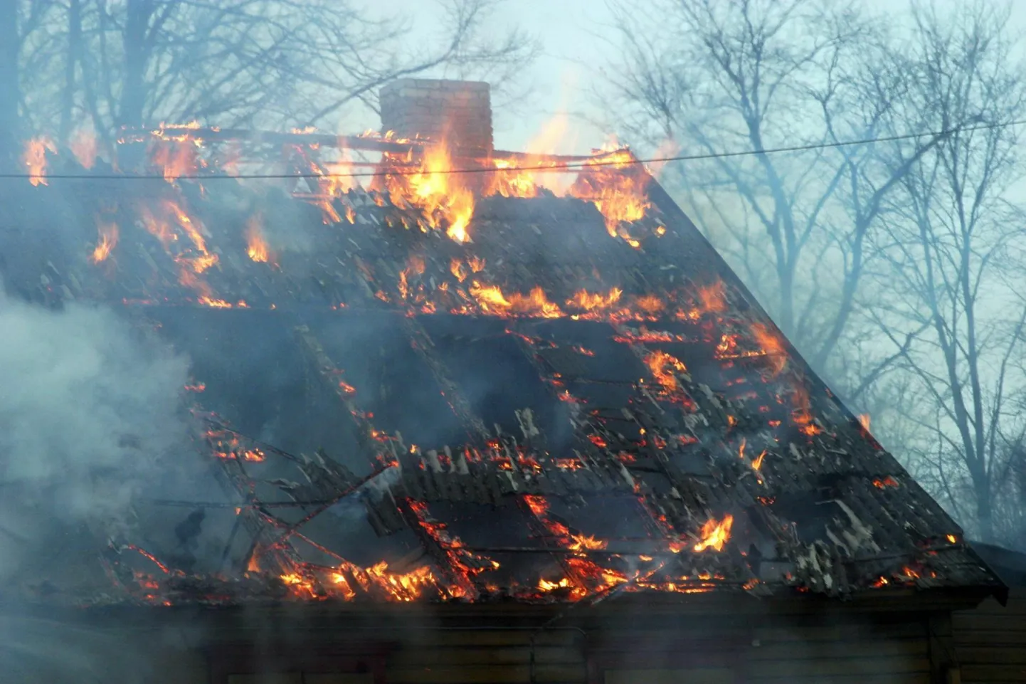 Põlev maja. Foto on illustreeriv.