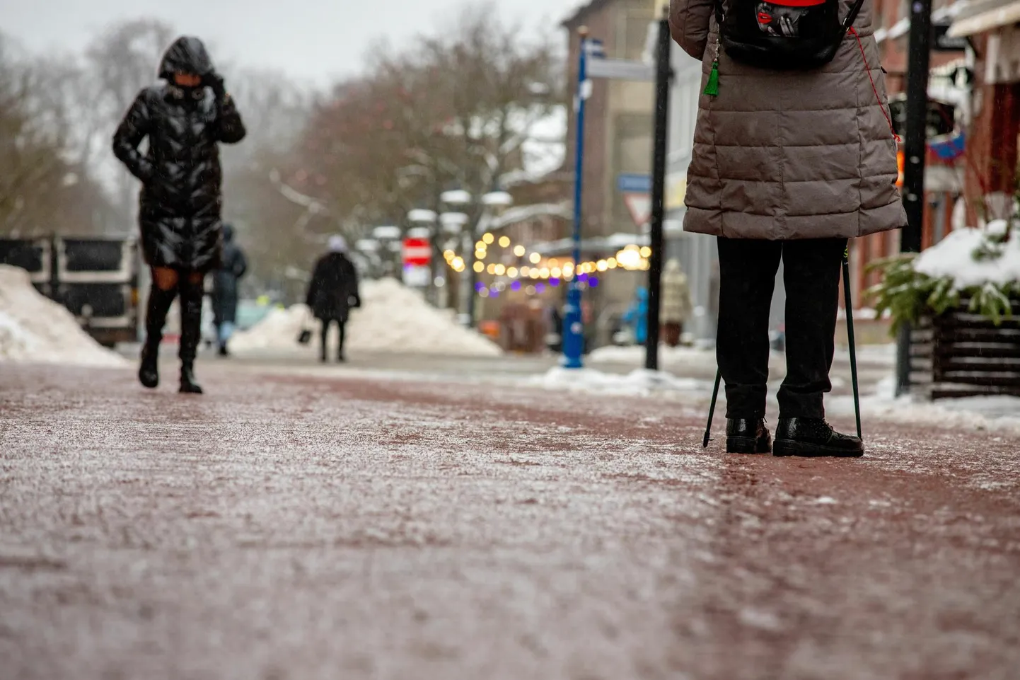 Libedatõrjeks puistatakse sel talvel Pärnu kõnniteedele vaid graniidiklibu.