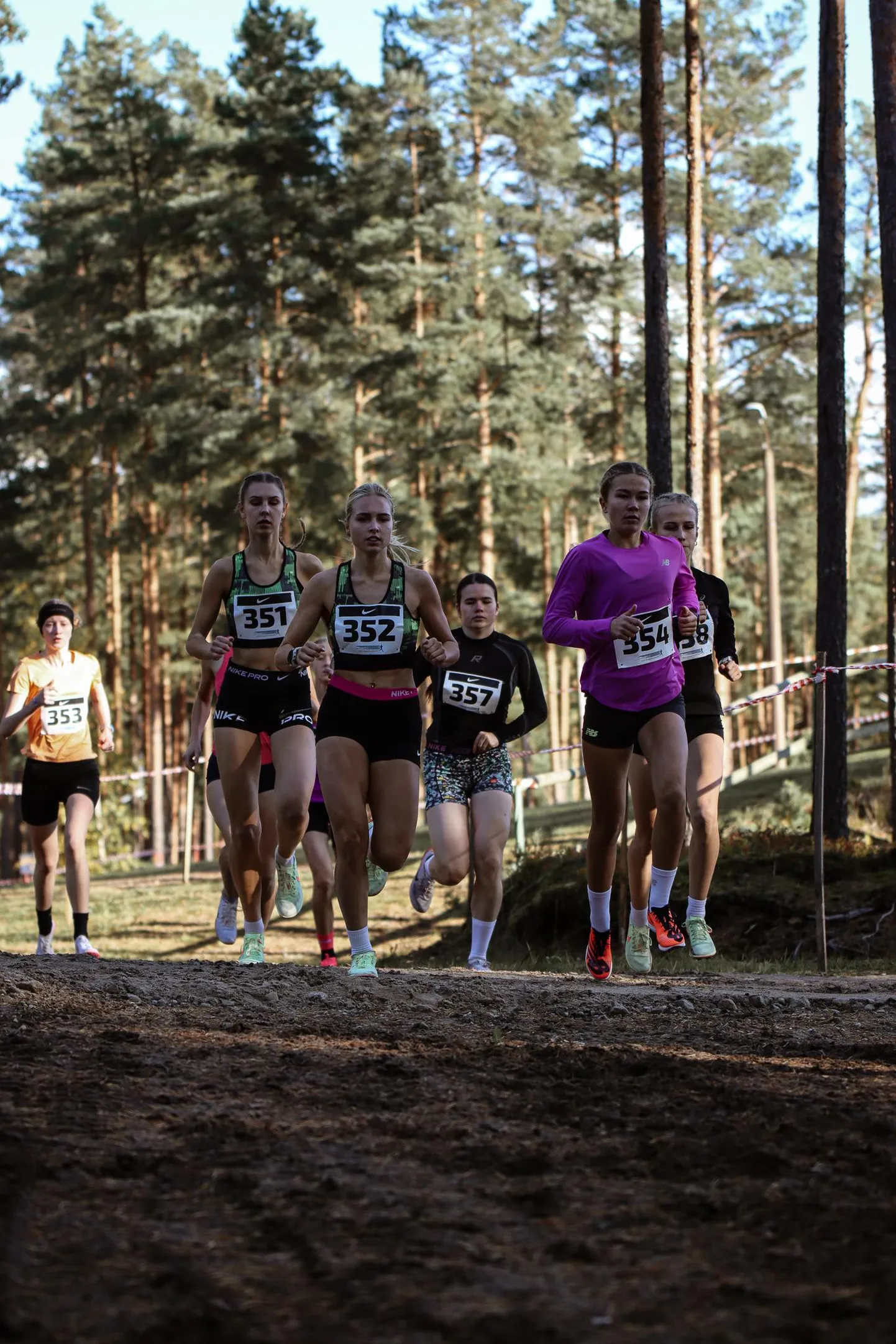 Naiste U20 vanuseklassi 4000 meetri jooks oli äärmiselt tasavägine. Bianka Uhtjärv Tõrva klubist Viraaž (nr 354) sai teise koha.