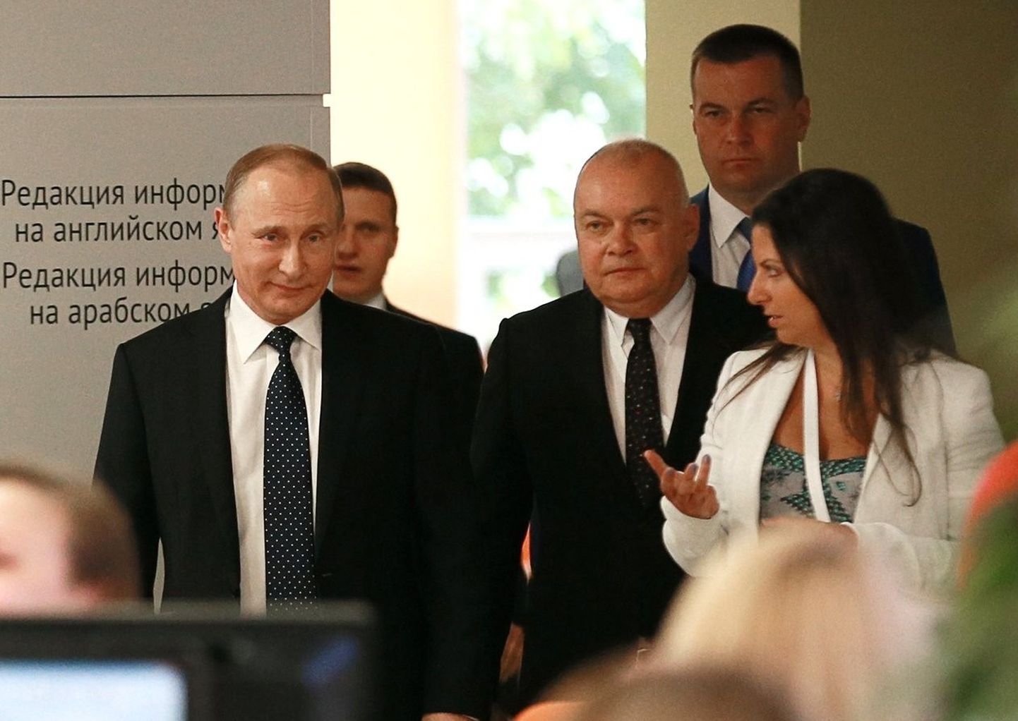Путин, руководитель "Россия сегодня" пропагандист Дмитрий Киселев и главред RT Маргарита Симоньян в 2016 году.