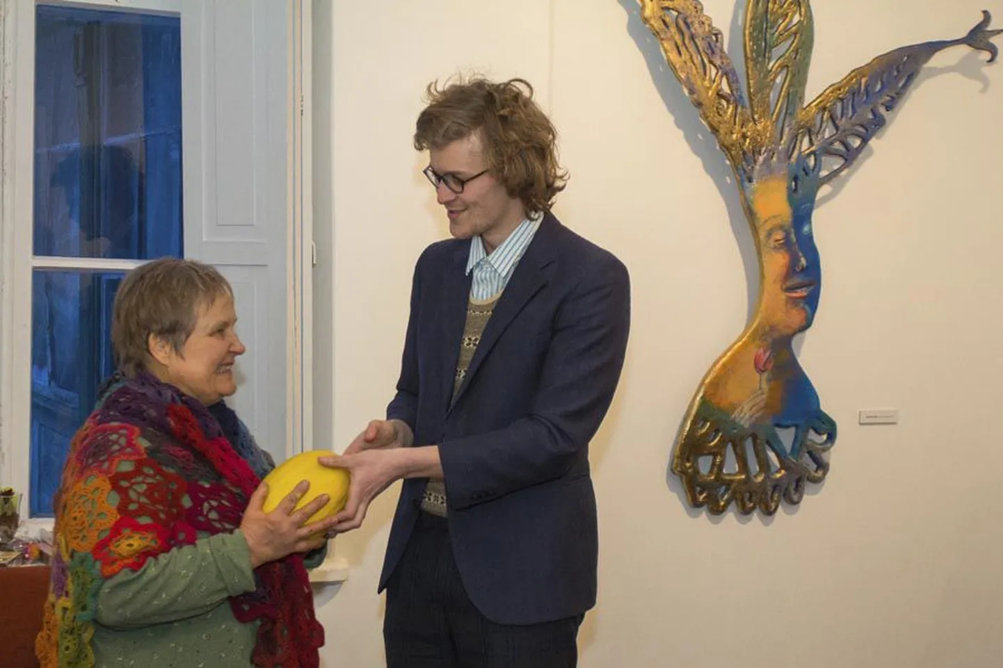 Gregor Taul tänab Kersti Rattust näituse «Värvilised metafoorid» eest.