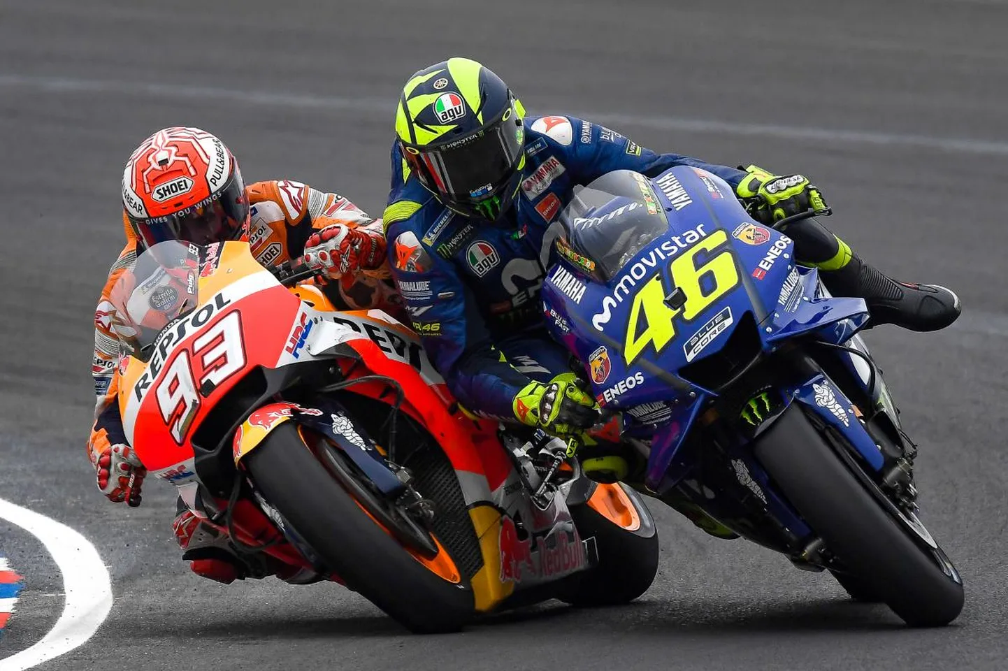 Kohe näha, et vanad sõbrad: Valentino Rossi (paremal) ja Marc Marquez sobitavad taas lähemat tutvust kui vaja oleks.