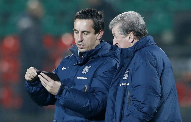 Roy Hodgson (paremal) ja Gary Neville. Foto: Reuters/Scanpix