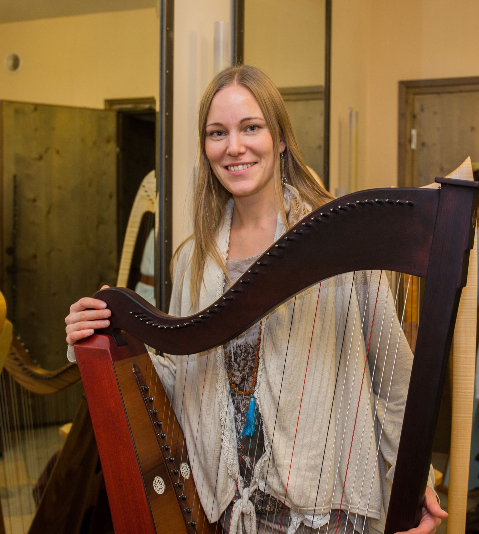 Harfifestivali peakorraldaja on Triin Hio, kes tõi Viljandisse kokku ligi 80 pillimängijat üle maailma.
