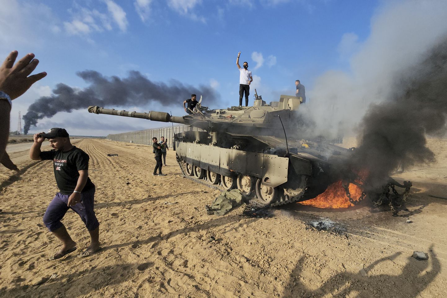 CNNi vallandatud fotograafi Hassan Eslaiah'i, kes toetab Hamasi, tehtud foto Iisraeli tankist Khan Younises, mille Hamas hävitas.