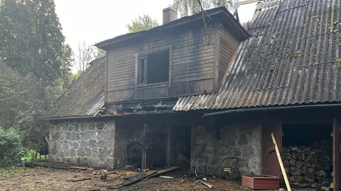 ТРАГЕДИЯ В ВИЛЬЯНДИМАА ⟩ У многодетной семьи сгорел дом: погибли две собаки, уничтожено всё имущество